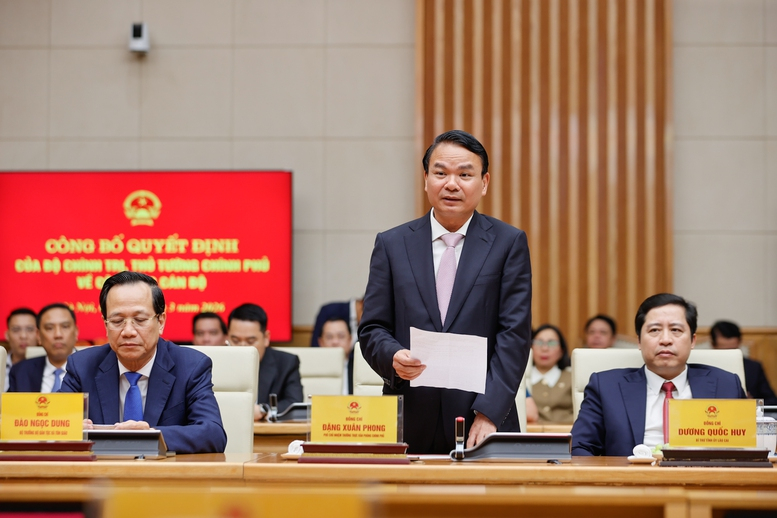 Thủ tướng trao quyết định chỉ định Phó Bí thư Đảng ủy Chính phủ và bổ nhiệm lãnh đạo 4 bộ, cơ quan ngang Bộ -0