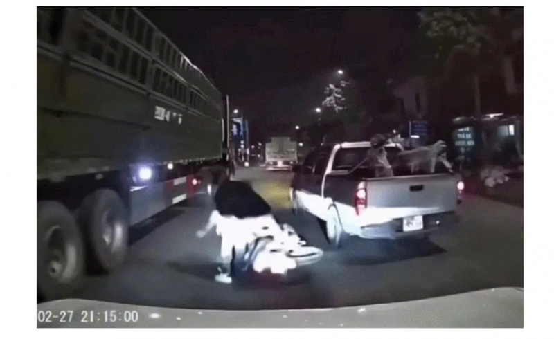 Tạm giữ hình sự tài xế xe bán tải tạt đầu xe máy -0