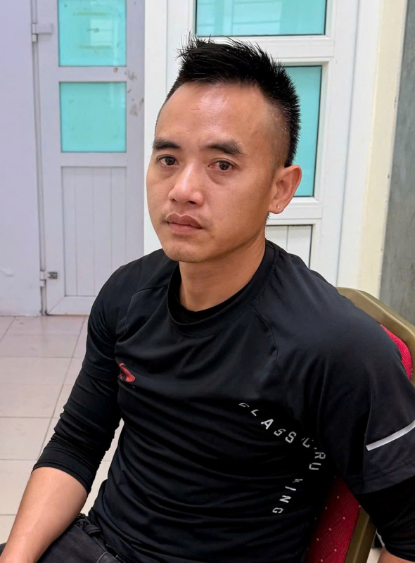 Tạm giữ hình sự tài xế xe bán tải tạt đầu xe máy -0