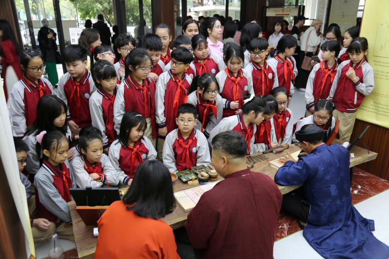 Nô nức thưởng lãm châu phê của hoàng đế triều Nguyễn -1