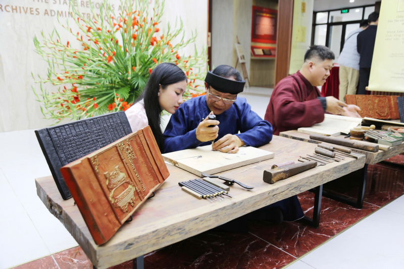 Nô nức thưởng lãm châu phê của hoàng đế triều Nguyễn -2