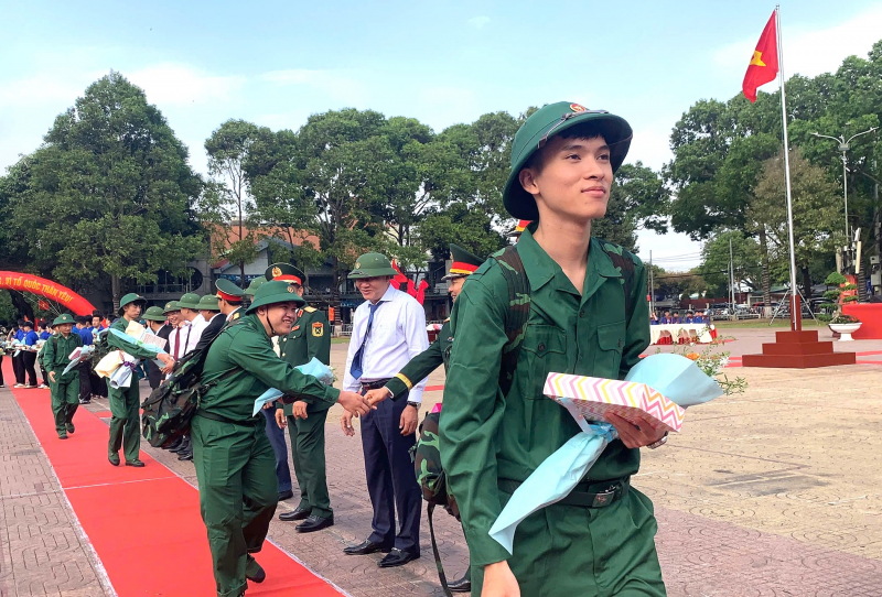 Đắk Lắk gần 5.500 thanh niên ưu tú hăng hái lên đường nhập ngũ -0