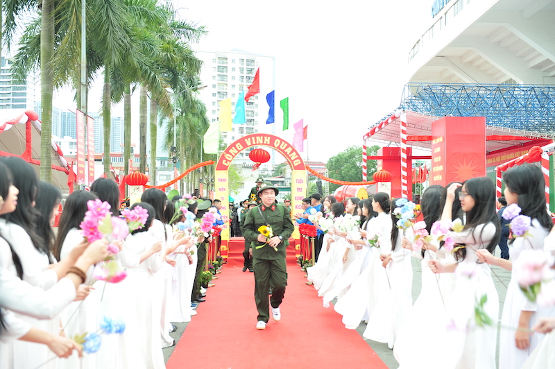 Bí thư Thành ủy Nguyễn Duy Ngọc dự lễ giao nhận quân tại điểm số 4 Ban chỉ huy phòng thủ khu vực 3 - Hồng Hà -4