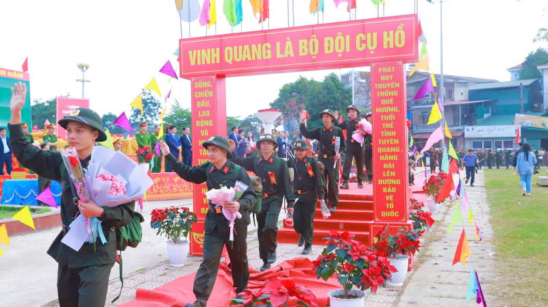 Thanh niên hăng hái lên đường nhập ngũ -0