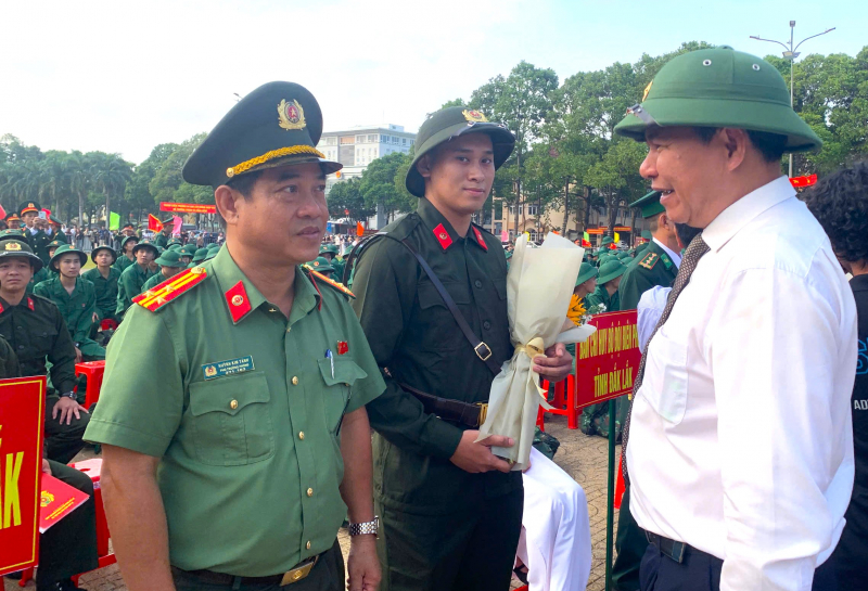 Đắk Lắk gần 5.500 thanh niên ưu tú hăng hái lên đường nhập ngũ -0