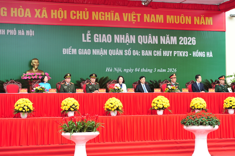 Bí thư Thành ủy Nguyễn Duy Ngọc dự lễ giao nhận quân tại điểm số 4 Ban chỉ huy phòng thủ khu vực 3 - Hồng Hà -0