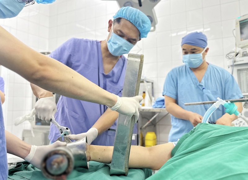 Người phụ nữ đến cấp cứu với bàn tay nằm trong máy xay thịt -0