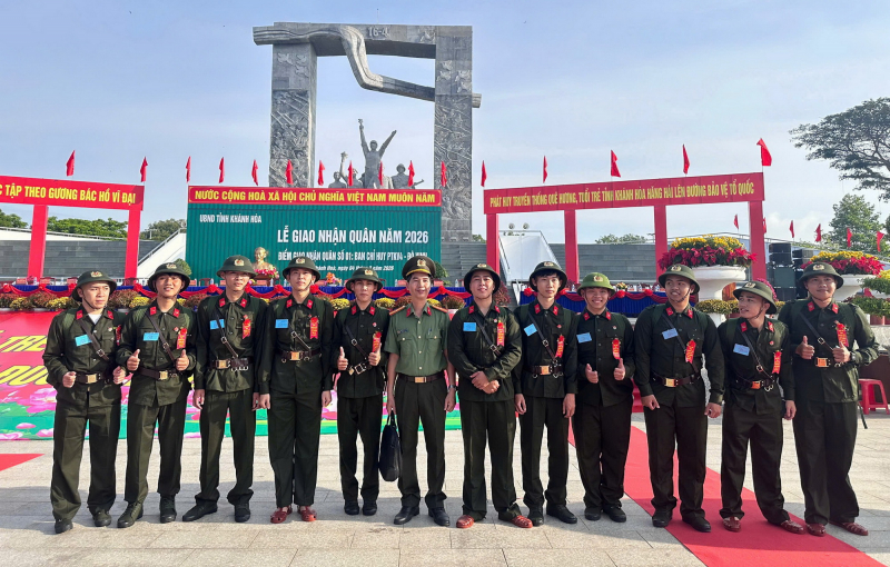 Gần 3.600 thanh niên Khánh Hòa lên đường nhập ngũ -0