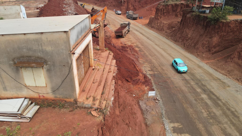 Vụ nhà dân chênh vênh: Chưa hoàn tất giải phóng mặt bằng đã thi công  -0