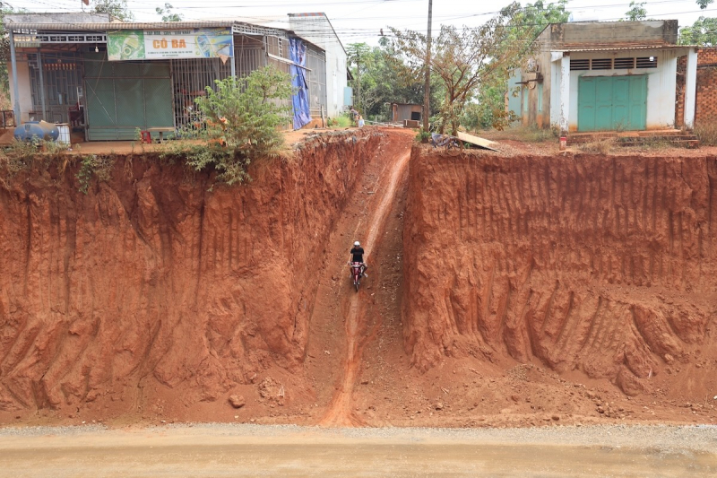 Vụ nhà dân chênh vênh: Chưa hoàn tất giải phóng mặt bằng đã thi công  -0
