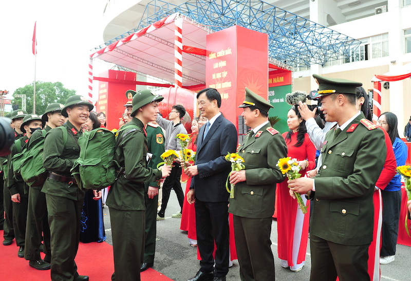 Bí thư Thành ủy Nguyễn Duy Ngọc dự lễ giao nhận quân tại điểm số 4 Ban chỉ huy phòng thủ khu vực 3 - Hồng Hà -3