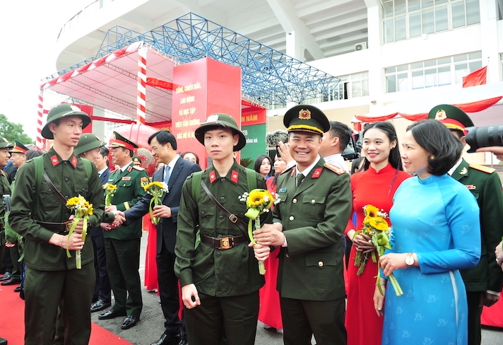 Bí thư Thành ủy Nguyễn Duy Ngọc dự lễ giao nhận quân tại điểm số 4 Ban chỉ huy phòng thủ khu vực 3 - Hồng Hà -0