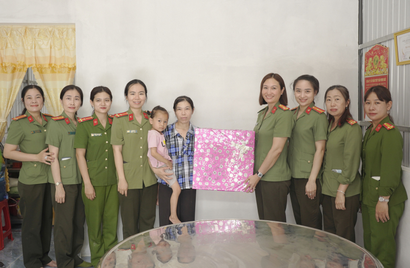 Công an Cà Mau trao tặng 2 căn nhà “Nghĩa tình phụ nữ” -0