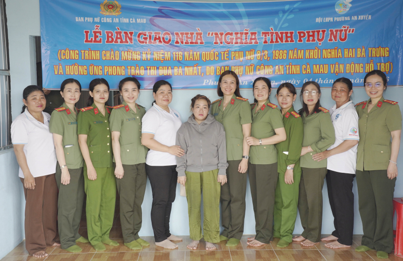 Công an Cà Mau trao tặng 2 căn nhà “Nghĩa tình phụ nữ” -1