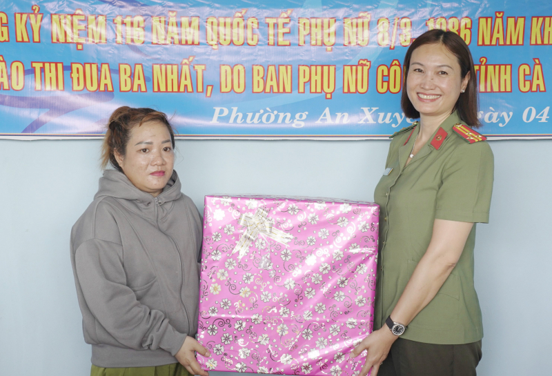 Công an Cà Mau trao tặng 2 căn nhà “Nghĩa tình phụ nữ” -2