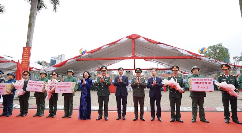 Bí thư Thành ủy Nguyễn Duy Ngọc dự lễ giao nhận quân tại điểm số 4 Ban chỉ huy phòng thủ khu vực 3 - Hồng Hà -0