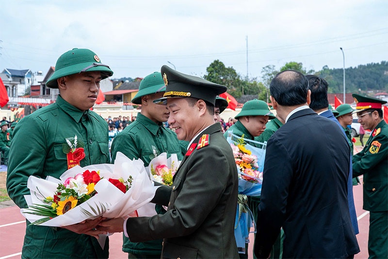 Thanh niên hăng hái lên đường nhập ngũ -0