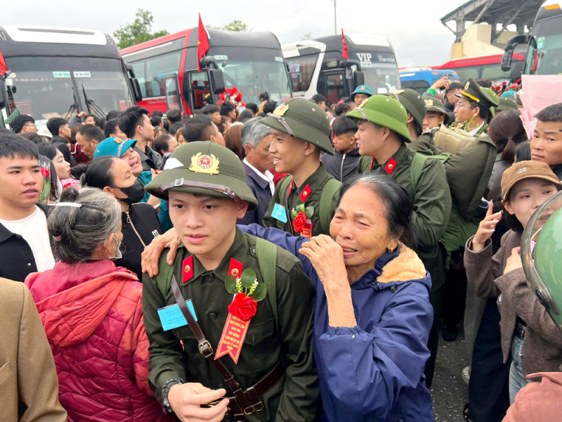 Gần 1.700 tân binh Hà Tĩnh náo nức lên đường nhập ngũ -0
