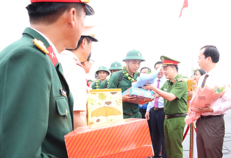 4.419 thanh niên Vĩnh Long lên đường nhập ngũ -0