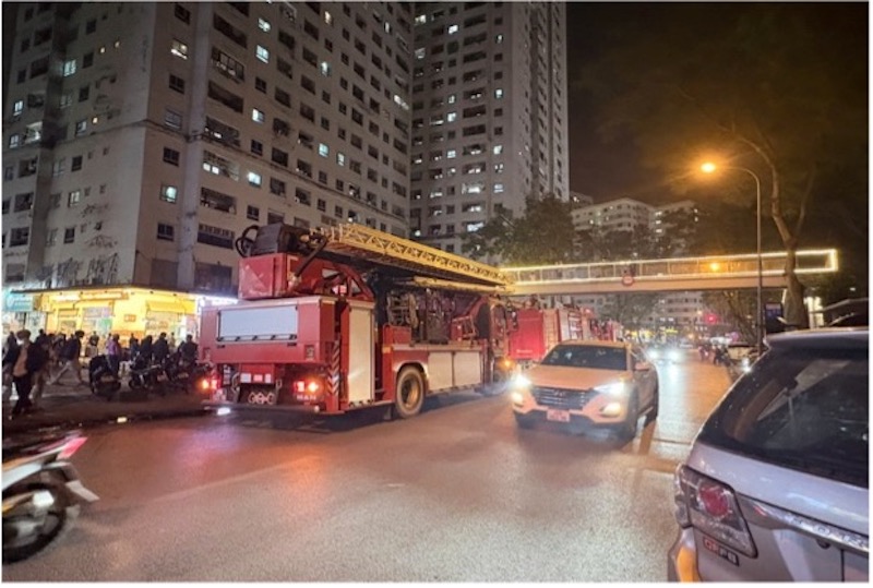 Kịp thời đưa 1 nạn nhân bị ngạt khói nhẹ xuống vị trí an toàn -0