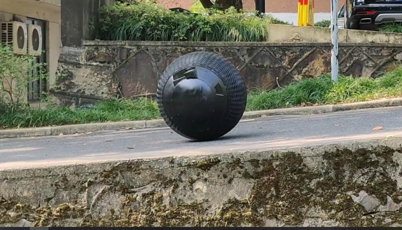 “Cảnh sát” robot -0