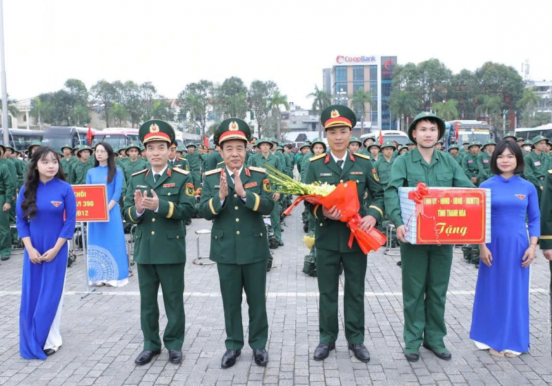 Gần 4.000 thanh niên Thanh Hóa lên đường nhập ngũ -0
