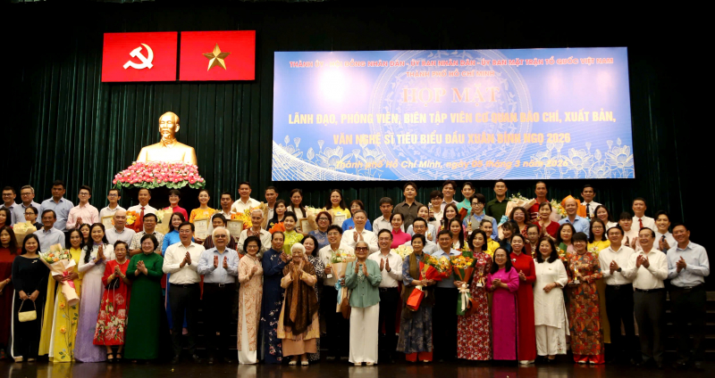 TP Hồ Chí Minh gặp mặt báo chí, văn nghệ sĩ -0