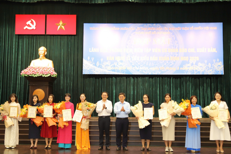 TP Hồ Chí Minh gặp mặt báo chí, văn nghệ sĩ -0