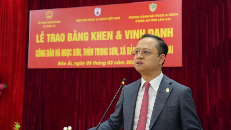 Trao Bằng khen tặng công dân Hà Ngọc Sơn dũng cảm cứu 6 nạn nhân tại hồ Thác Bà -0