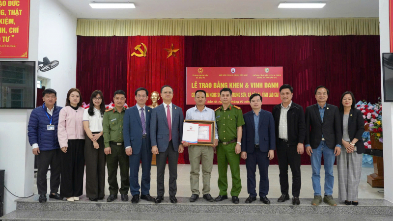 Trao Bằng khen tặng công dân Hà Ngọc Sơn dũng cảm cứu 6 nạn nhân tại hồ Thác Bà -0