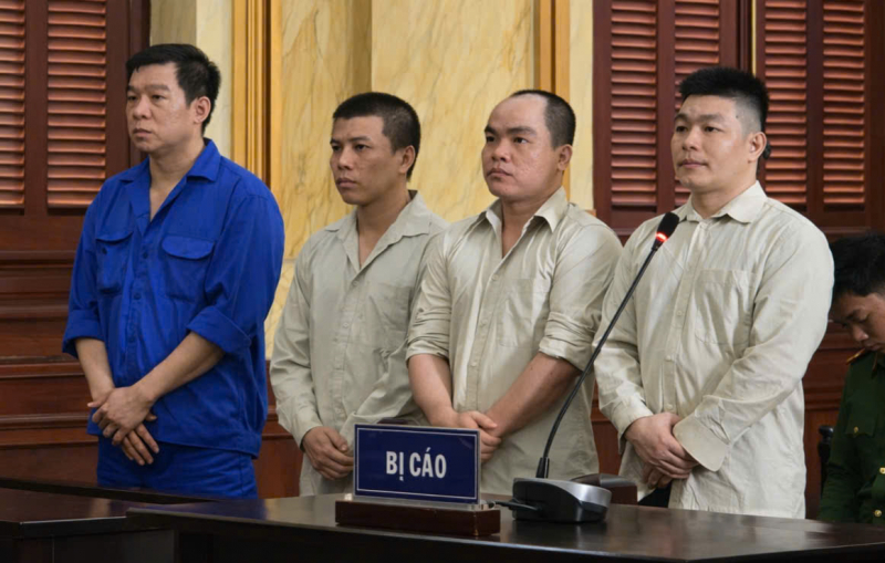 Chĩa súng vào đầu, ép giám đốc chi nhánh ngân hàng ký giấy nợ -0