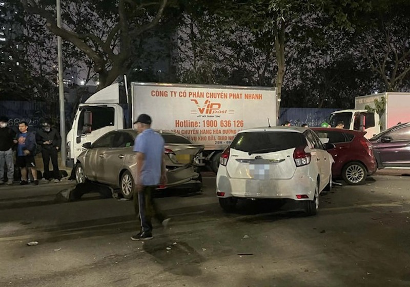 Ô tô mất lái gây tai nạn liên hoàn trên đường Nguyễn Chánh, lái xe  có nồng độ cồn -0