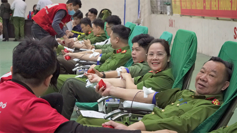 Hơn 270 cán bộ, chiến sĩ Công an tham gia hiến máu tình nguyện -0