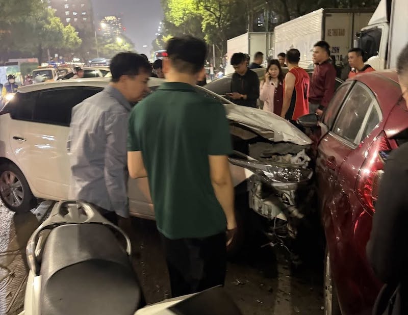 Ô tô mất lái gây tai nạn liên hoàn trên đường Nguyễn Chánh, lái xe  có nồng độ cồn -2