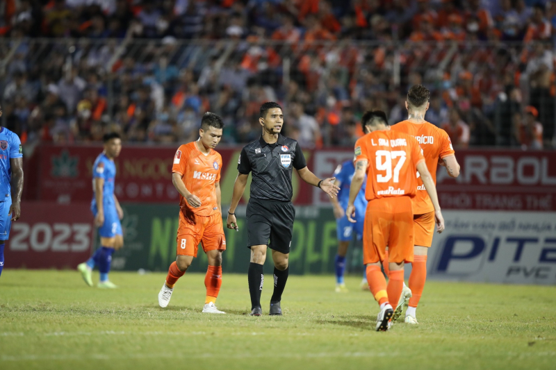 Hai trọng tài FIFA Malaysia điều hành trận “derby Thủ đô” tại vòng 15 V.League -0