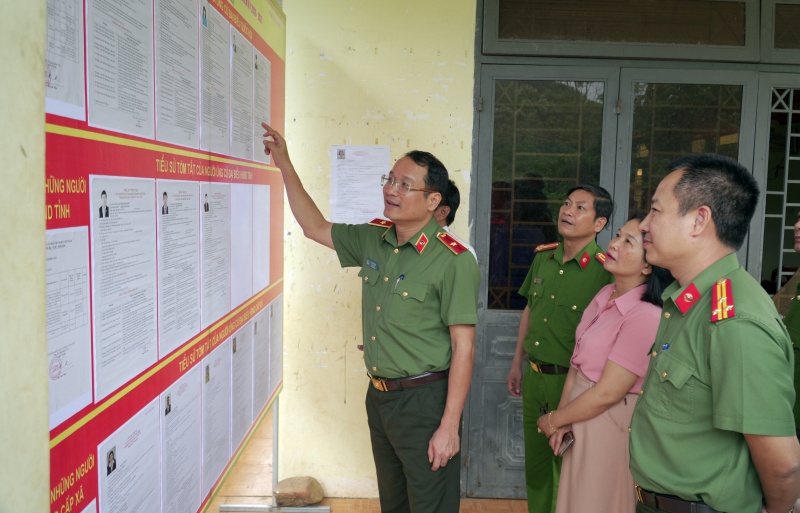 Công an cấp xã ở Quảng Ngãi đến tận nhà vận động cử tri -0