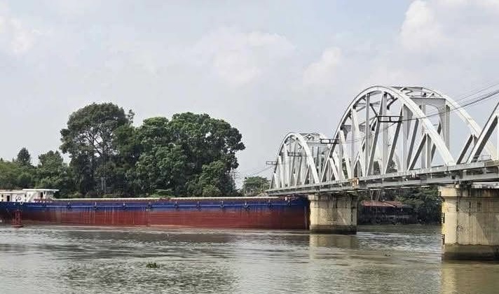 Sà lan đâm lệch nhịp cầu Ghềnh, nhiều chuyến tàu Bắc-Nam phải huỷ khẩn cấp -0