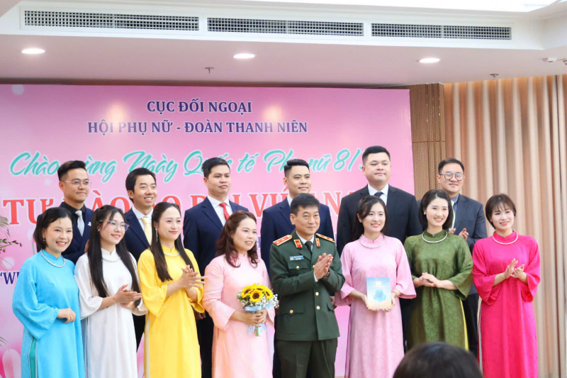 Sắc áo dài tỏa sáng tại Cục Đối ngoại -0