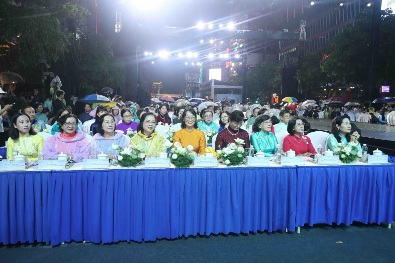 Ấn tượng đêm khai mạc Lễ hội áo dài TP Hồ Chí Minh năm 2026 -0