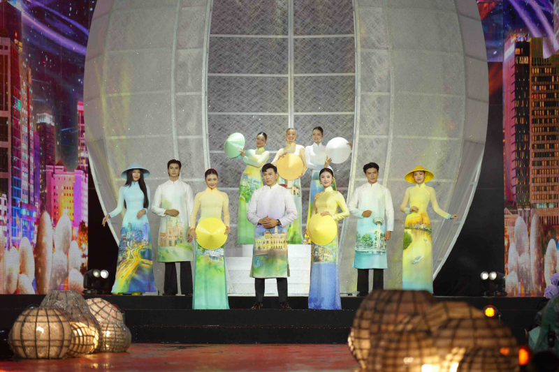 Ấn tượng đêm khai mạc Lễ hội áo dài TP Hồ Chí Minh năm 2026 -1