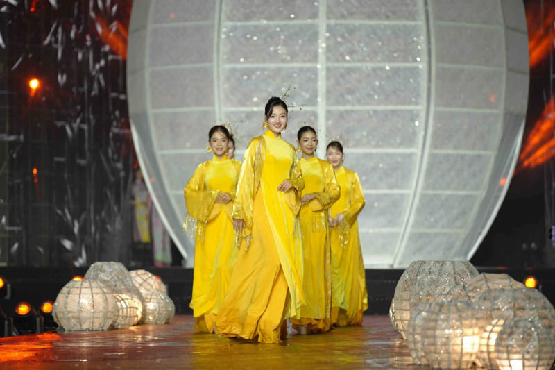 Ấn tượng đêm khai mạc Lễ hội áo dài TP Hồ Chí Minh năm 2026 -0