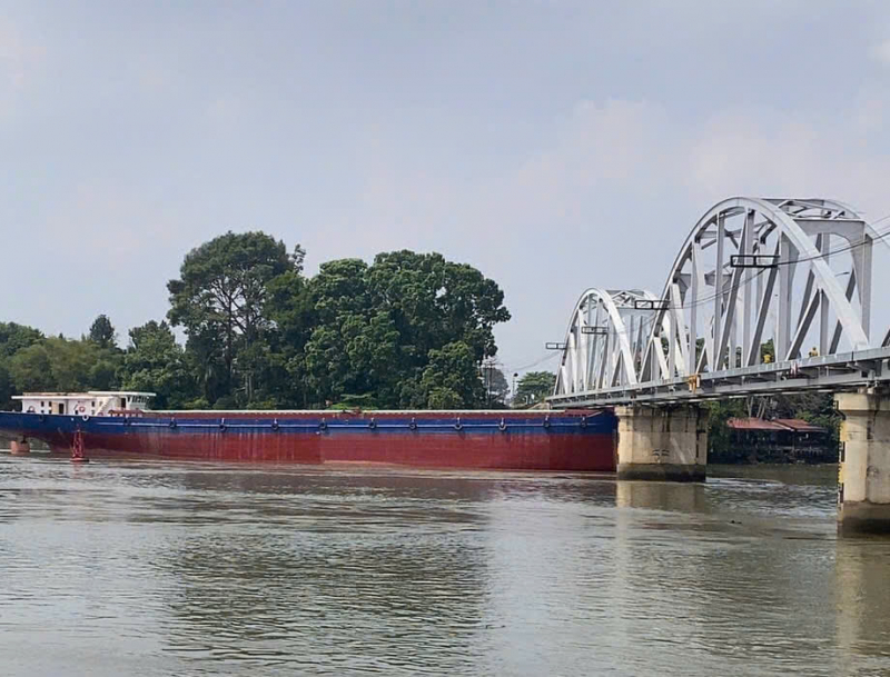 Sà lan tông cầu Ghềnh khiến nhiều người bị thương và gây gián đoạn đường sắt Bắc - Nam -0
