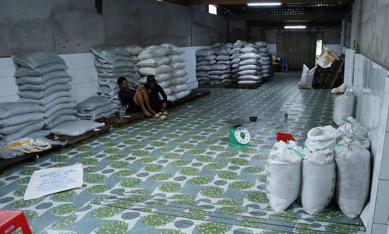 Bắt quả tang vụ sản xuất, vận chuyển phân bón chưa được phép lưu hành, sử dụng s -1