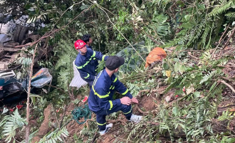 Cảnh sát tiếp cận vực sâu gần 200m để cứu hộ nạn nhân vụ tai nạn giao thông -0