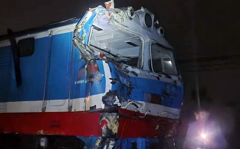 Ôtô vượt rào chắn bị tàu hỏa tông mạnh trong đêm -0