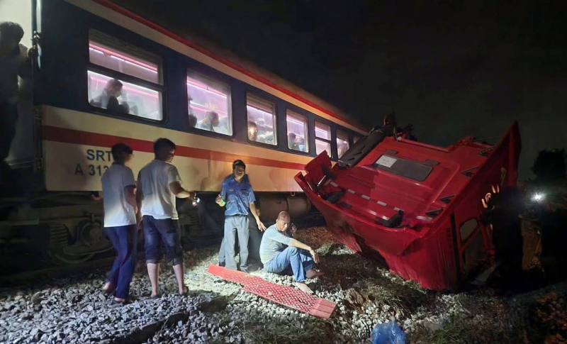 Ôtô vượt rào chắn bị tàu hỏa tông mạnh trong đêm -0