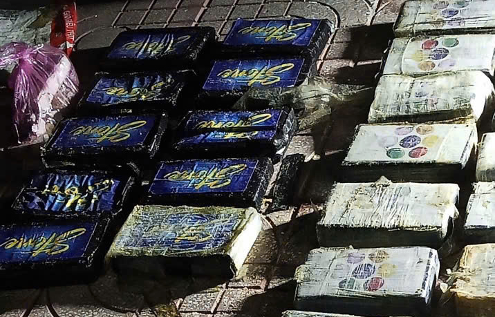 Phát hiện 24 gói bánh hình chữ nhật, nghi ma túy, trong túi ni lông trôi dạt vào bờ biển Kê Gà, Lâm Đồng -0