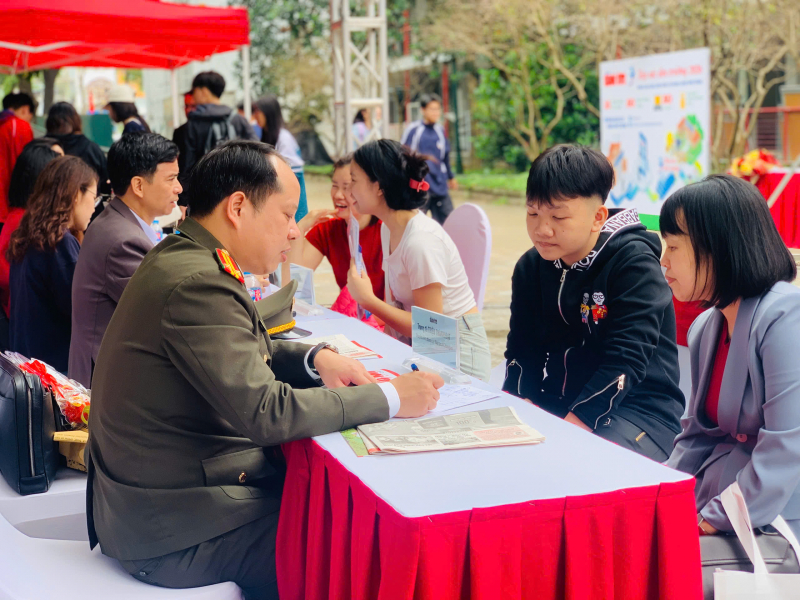 Nhiều thí sinh dành sự quan tâm đặc biệt đến các học viện, trường CAND -0