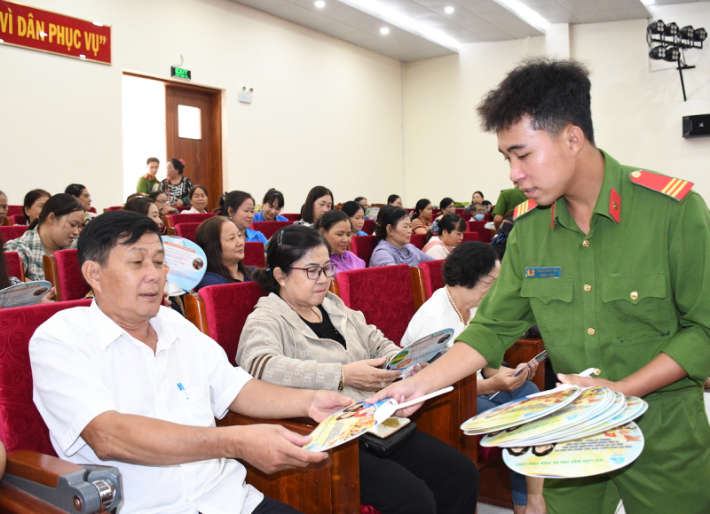 Công an các tỉnh miền Tây tăng cường công tác tuyên truyền bầu cử -0