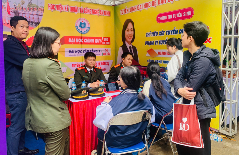 Nhiều thí sinh dành sự quan tâm đặc biệt đến các học viện, trường CAND -0